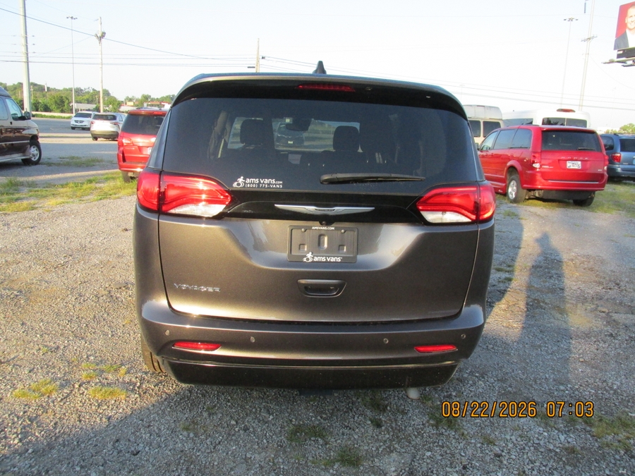 Granite Crystal Metallic Chrysler Voyager image number 15