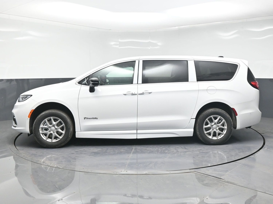 White Chrysler Pacifica image number 3