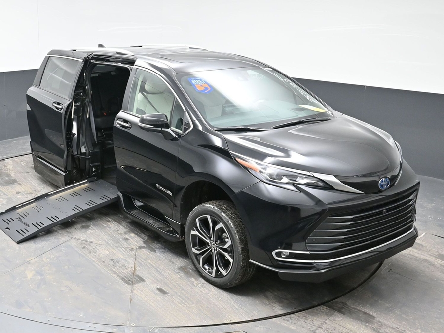 New 2025 Toyota Sienna Hybrid Platinum - BraunAbility Side Entry Entry Fold Out Automatic Ramp