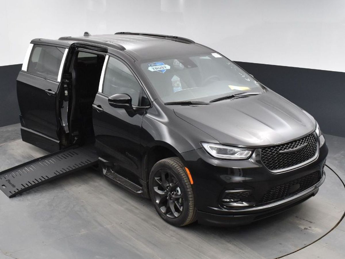 Black Chrysler Pacifica image number 13