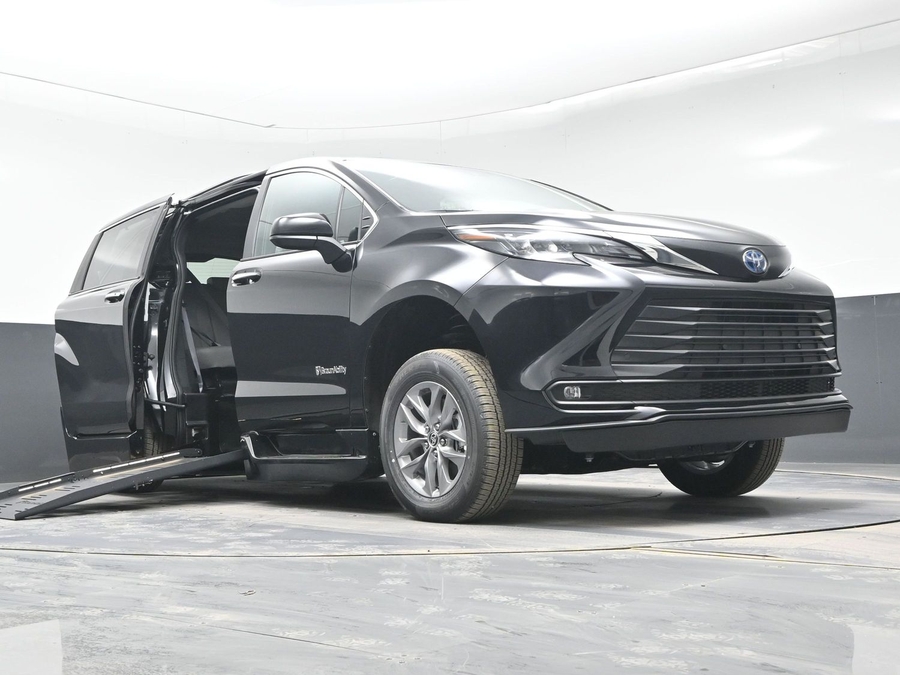 Black Toyota Sienna image number 18