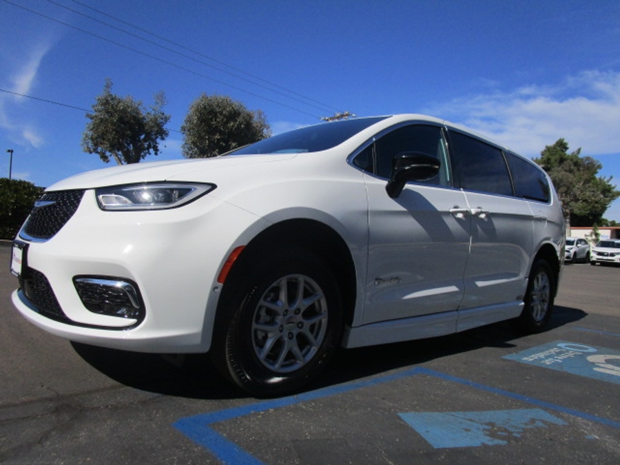New 2025 Chrysler Pacifica Select Safety - BraunAbility Side Entry Entry Fold Out Automatic Ramp