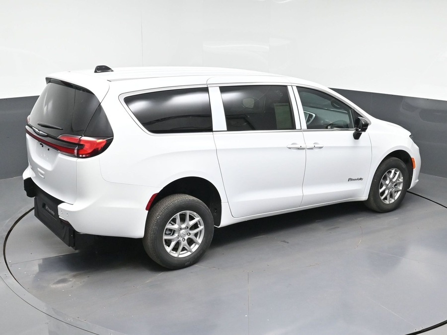 White Chrysler Pacifica image number 24