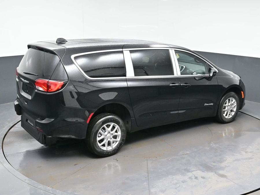 Black Chrysler Voyager image number 24