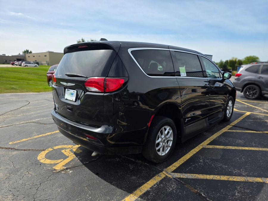 Black Chrysler Voyager image number 6