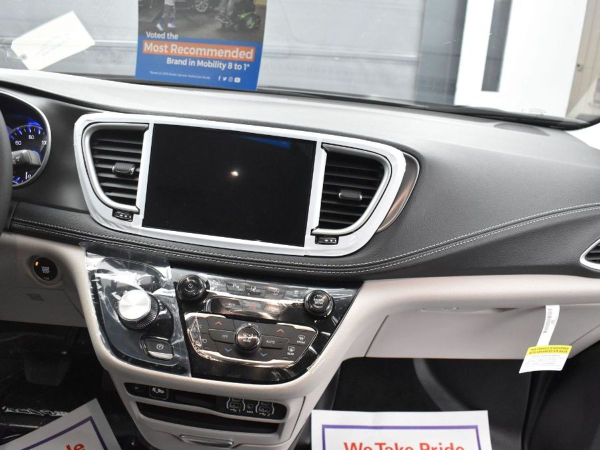 Silver Chrysler Pacifica image number 4