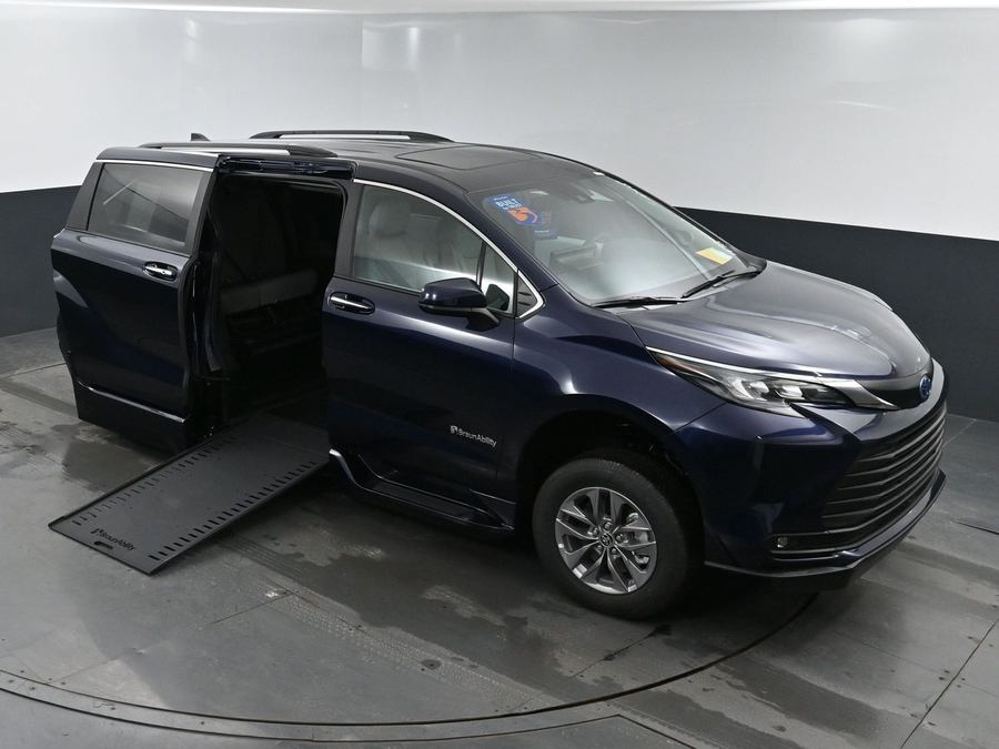 New 2025 Toyota Sienna Hybrid XLE Plus - BraunAbility Side Entry Entry In Floor Automatic Ramp