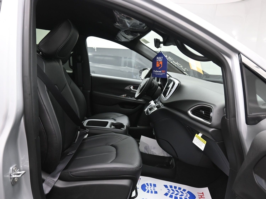 Silver Chrysler Voyager image number 11