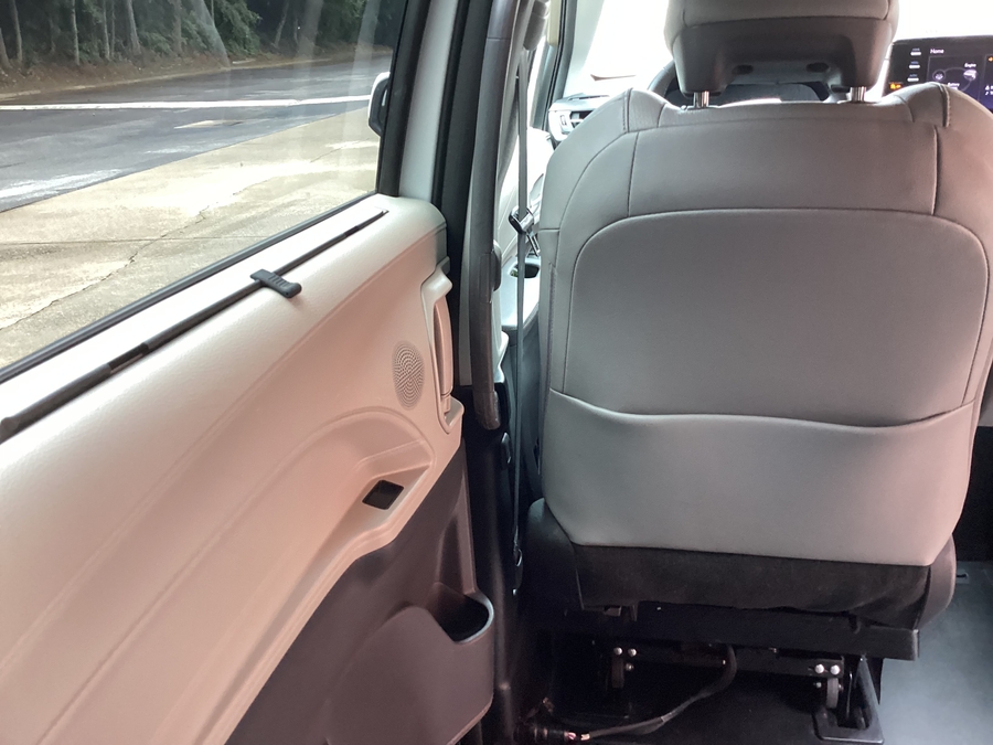 White Toyota Sienna image number 12