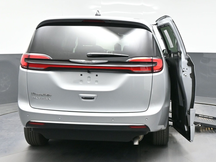 Silver Chrysler Pacifica image number 3
