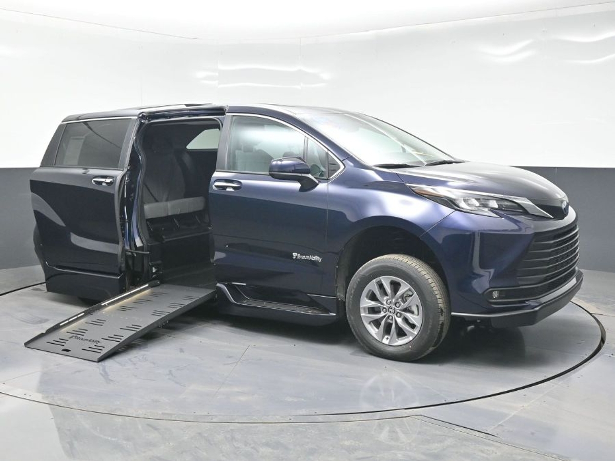 2025 Toyota Sienna XLE's photo