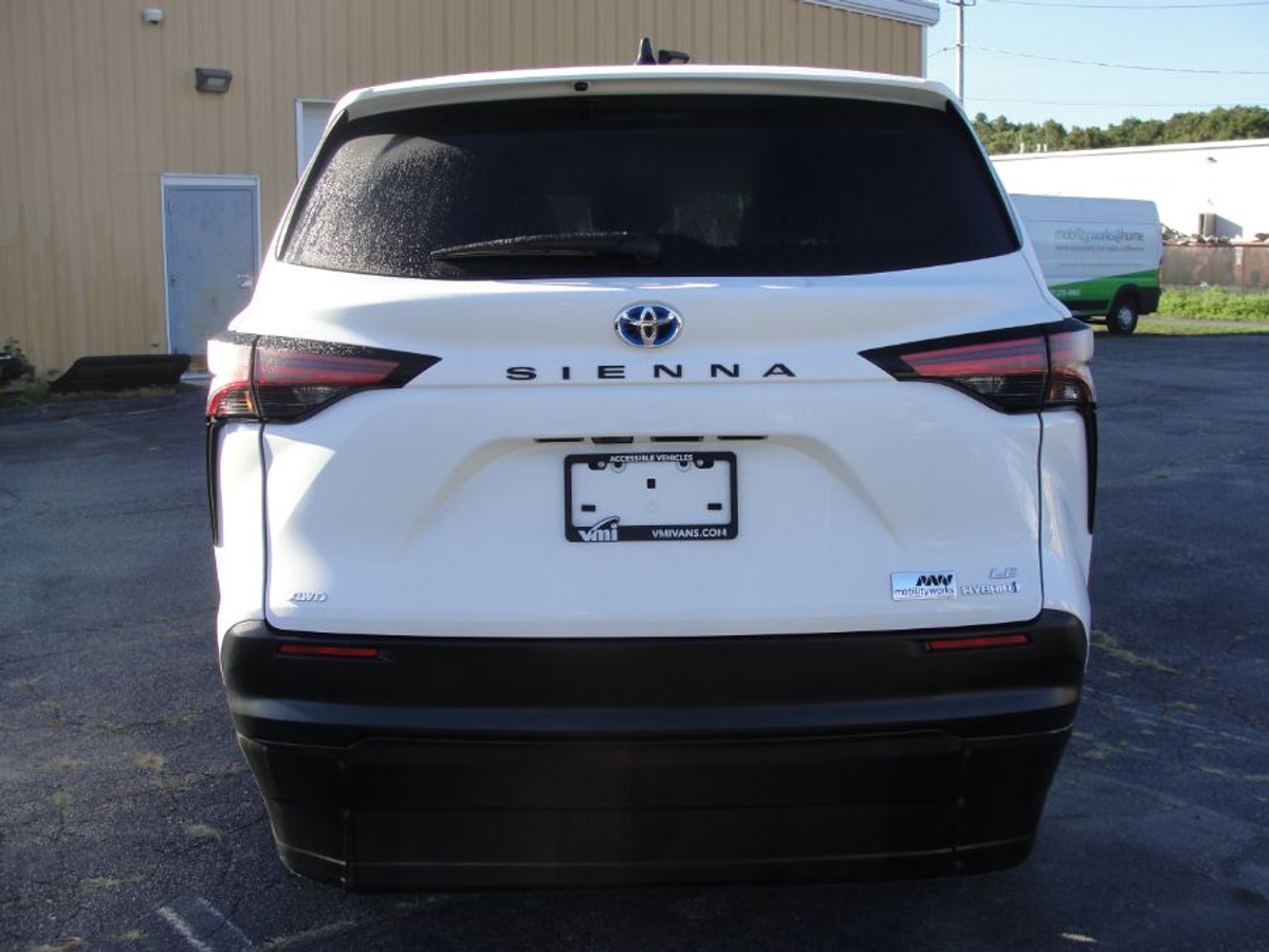 White Toyota Sienna image number 7