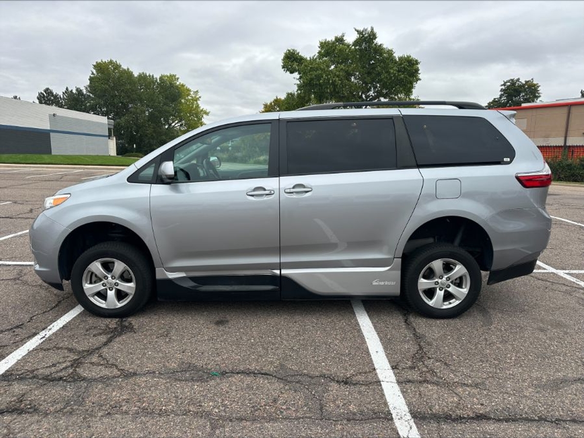 2017 TOYOTA SIENNA - Image 15