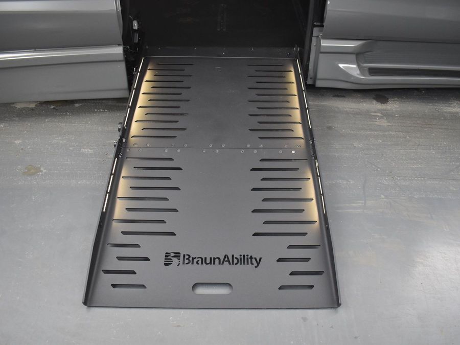New 2025 Chrysler Pacifica Select Safety - BraunAbility Side Entry Entry Fold Out Automatic Ramp