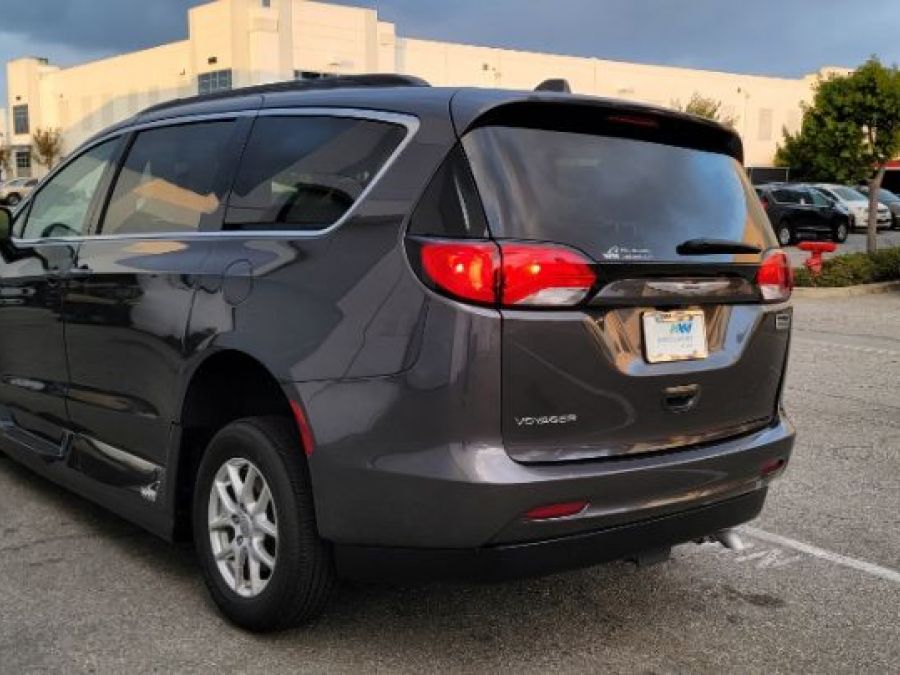 Grey Chrysler Voyager image number 11