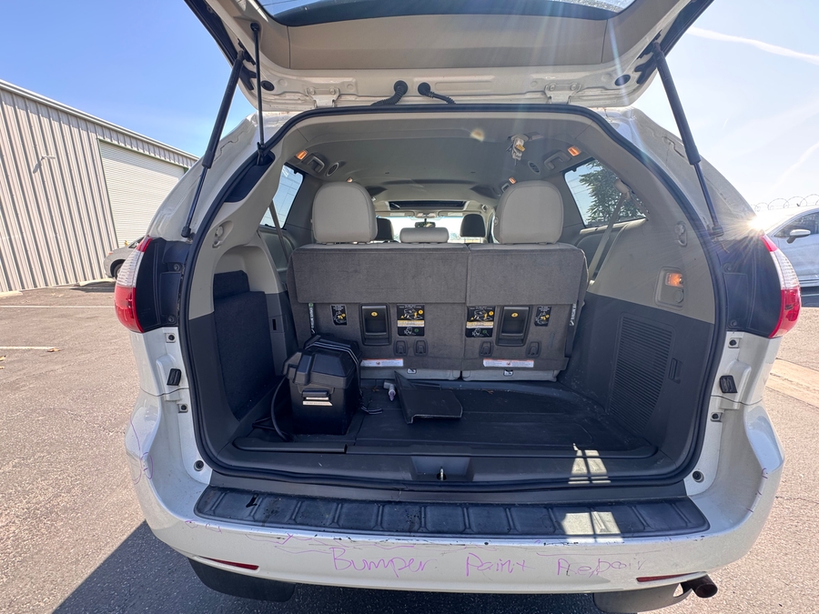  Toyota Sienna image number 1