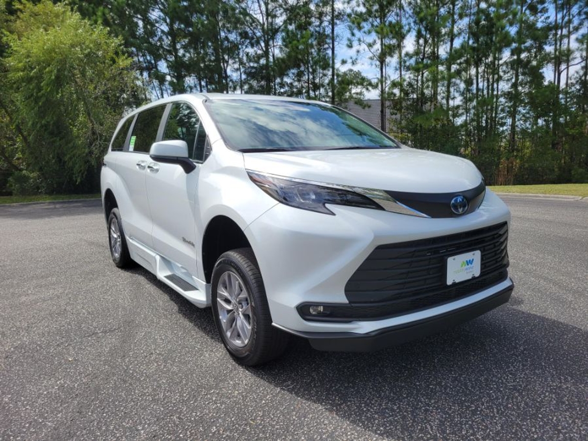 2025 TOYOTA SIENNA - Image 2