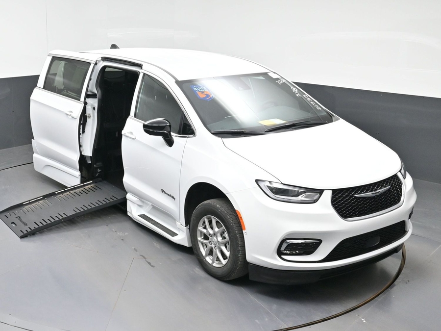 White Chrysler Pacifica image number 19