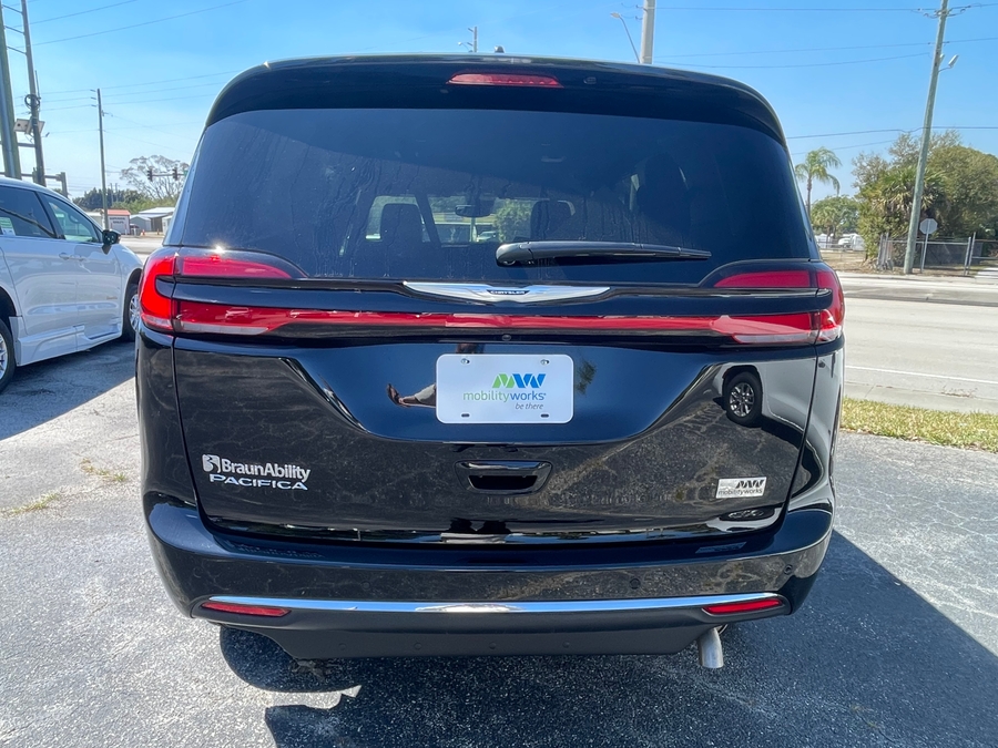 Black Chrysler Pacifica image number 3