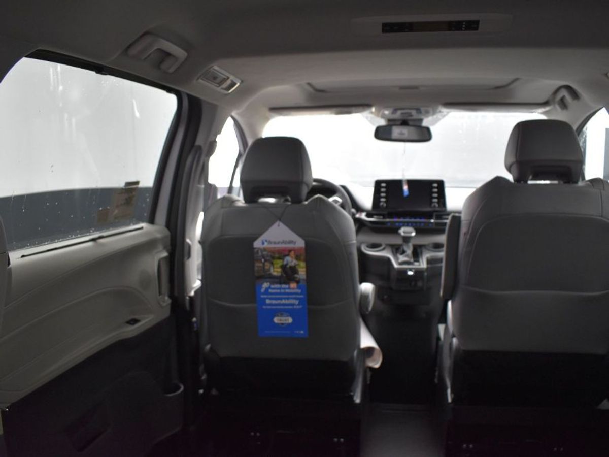 Silver Toyota Sienna image number 6