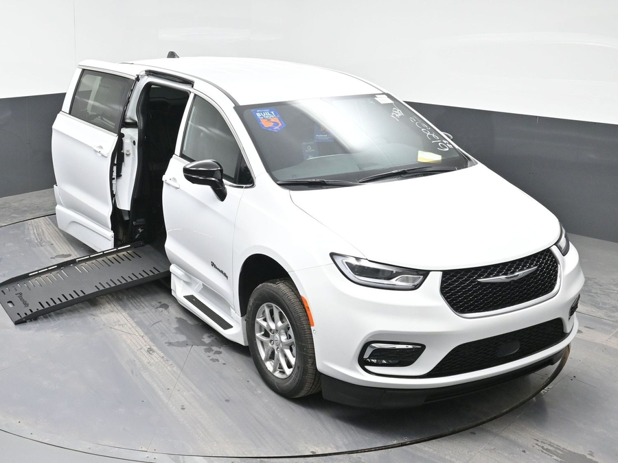New 2025 Chrysler Pacifica Select Safety - BraunAbility Side Entry Entry Fold Out Automatic Ramp