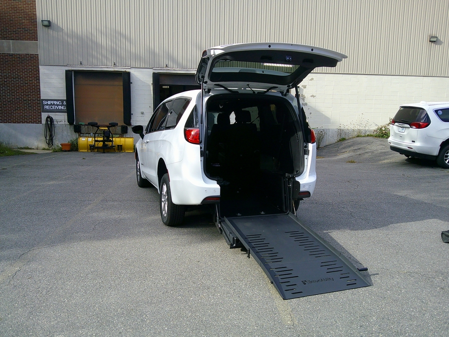 White Chrysler Voyager image number 1