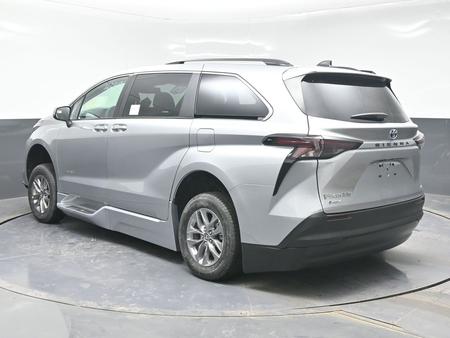 Silver Toyota Sienna image number 4