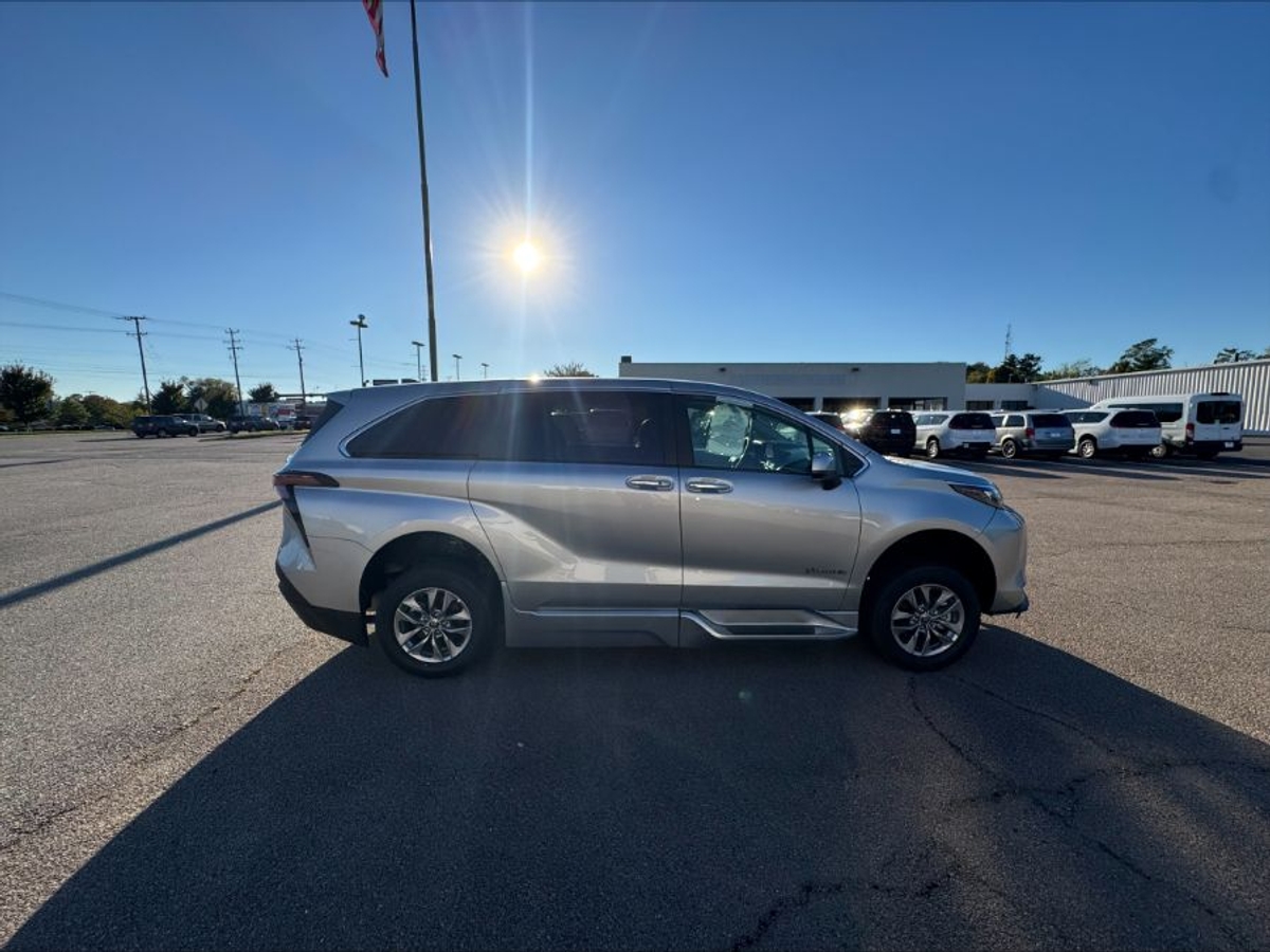 2025 TOYOTA SIENNA - Image 2