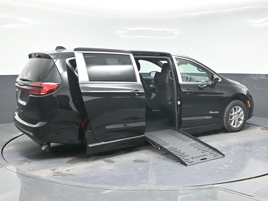 Black Chrysler Pacifica image number 6