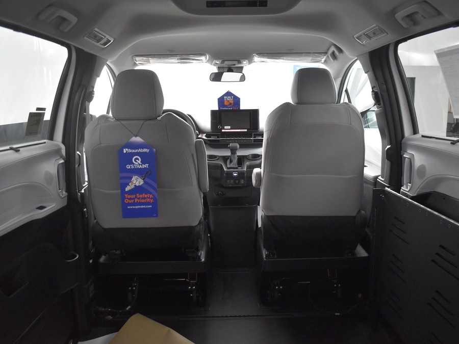 New 2025 Toyota Sienna Hybrid LE - BraunAbility Side Entry Entry Fold Out Automatic Ramp