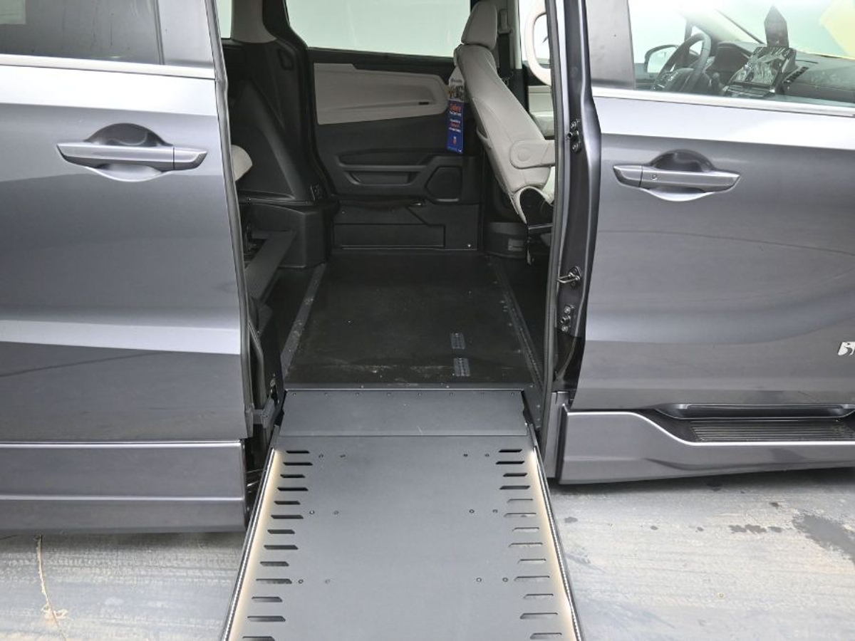 Grey Honda Odyssey image number 11