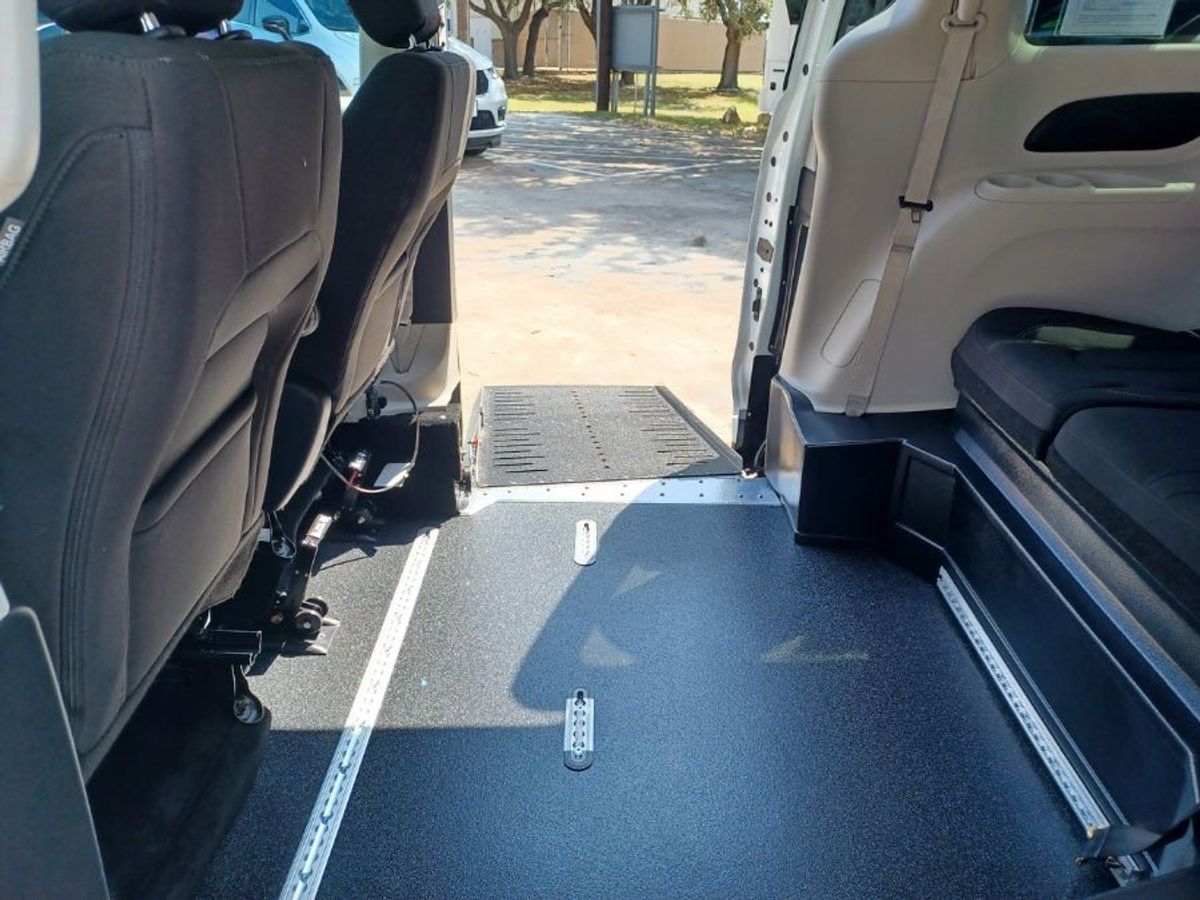 White Chrysler Voyager image number 3