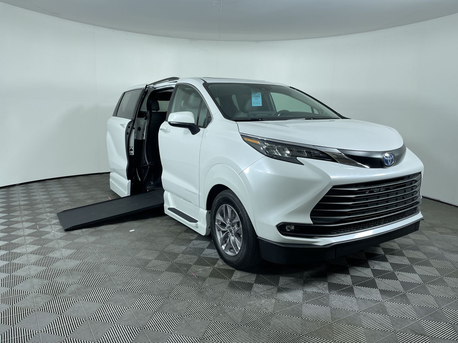 2025 Toyota Sienna AWD XLE Plus