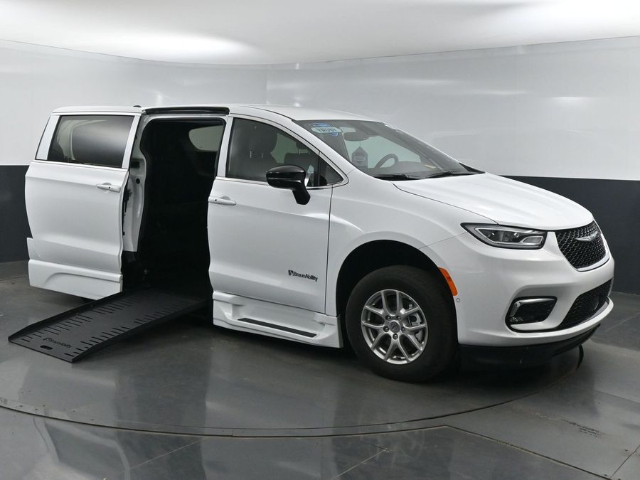 New 2025 Chrysler Pacifica Select Safety - BraunAbility Side Entry Entry Fold Out Automatic Ramp