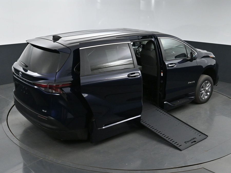 New 2025 Toyota Sienna Hybrid XLE Base - BraunAbility Side Entry Entry In Floor Automatic Ramp