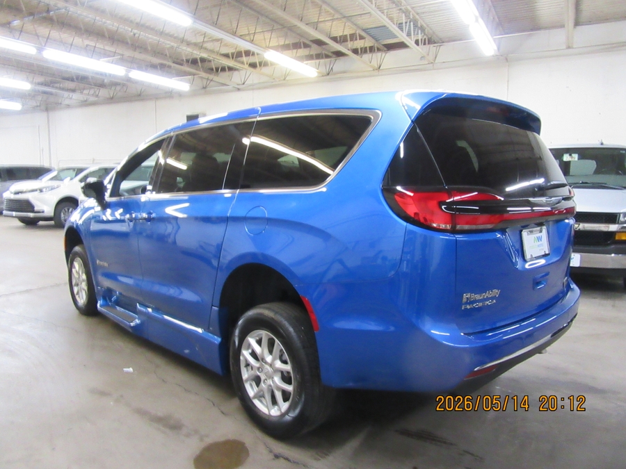 Blue Chrysler Pacifica image number 33