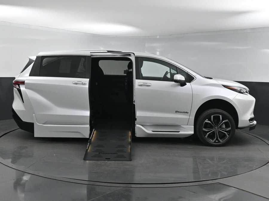 New 2025 Toyota Sienna Hybrid Platinum - BraunAbility Side Entry Entry Fold Out Automatic Ramp