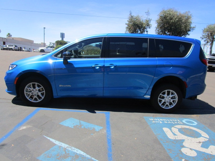 New 2026 Chrysler Pacifica Select Safety - BraunAbility Rear Entry Entry Fold Out Manual Ramp