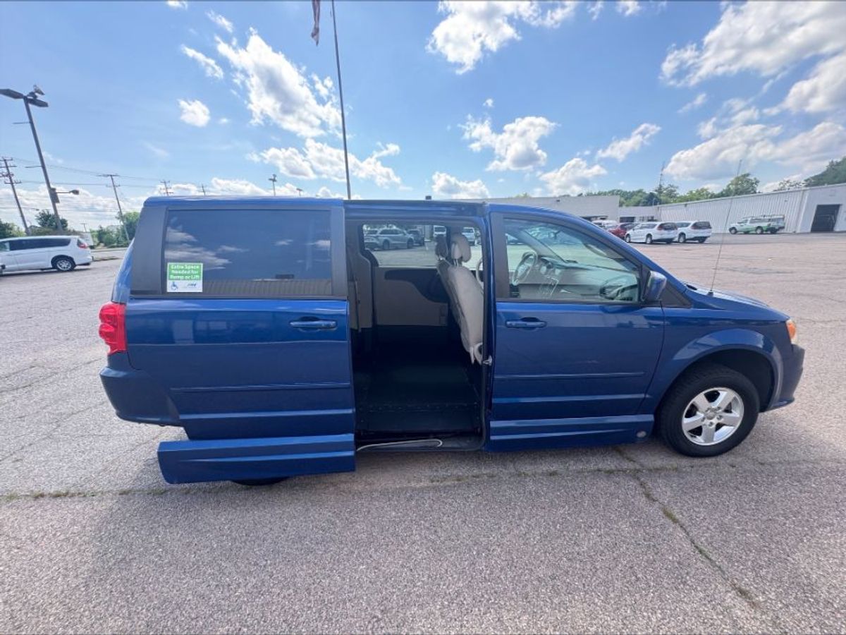 Blue Dodge Grand Caravan image number 7