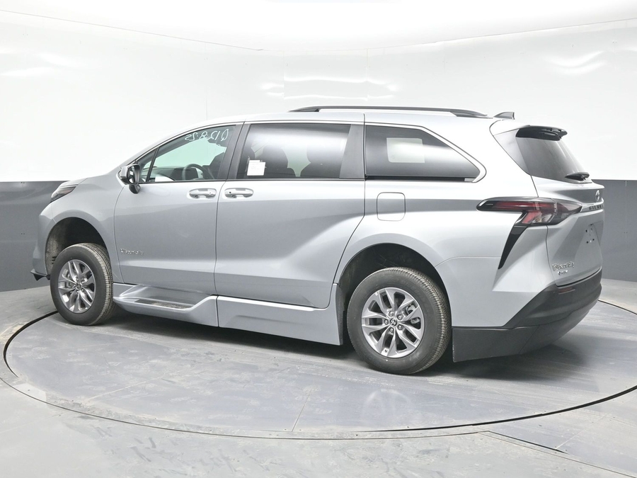 New 2025 Toyota Sienna Hybrid XLE Plus - BraunAbility Side Entry Entry In Floor Automatic Ramp