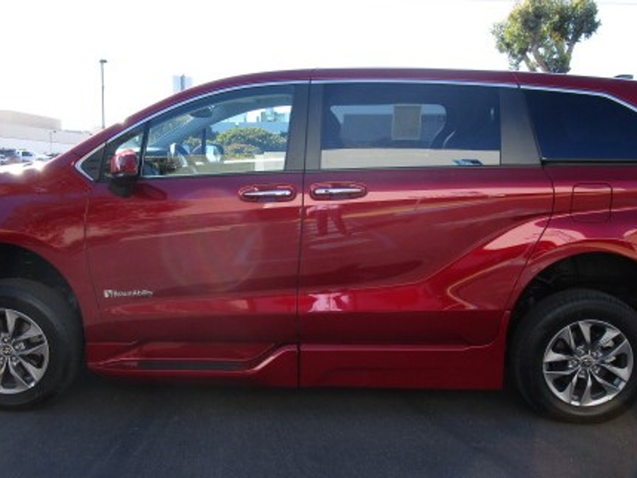 New 2026 Toyota Sienna Hybrid XLE Add - BraunAbility Side Entry Entry In Floor Automatic Ramp