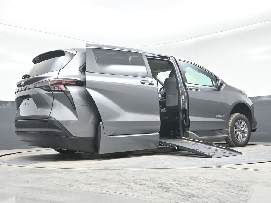 New 2026 Toyota Sienna Hybrid LE - BraunAbility Side Entry Fold Out Automatic Ramp
