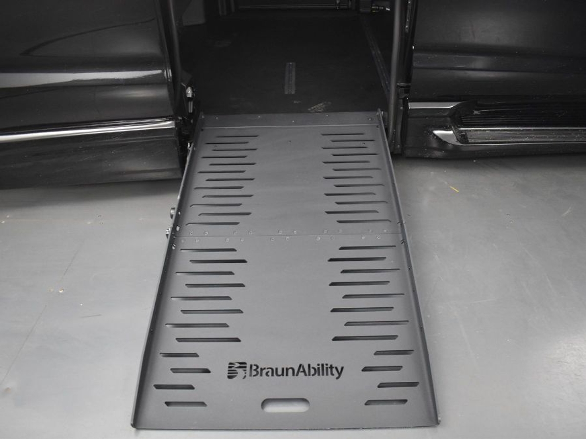 Black Chrysler Pacifica image number 10