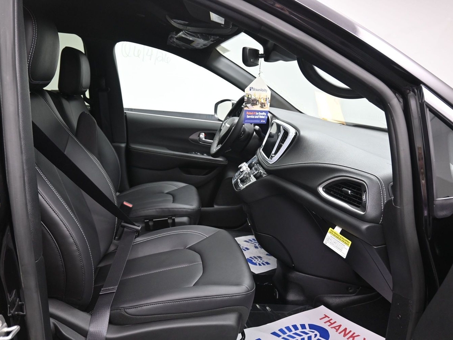 Black Chrysler Pacifica image number 8
