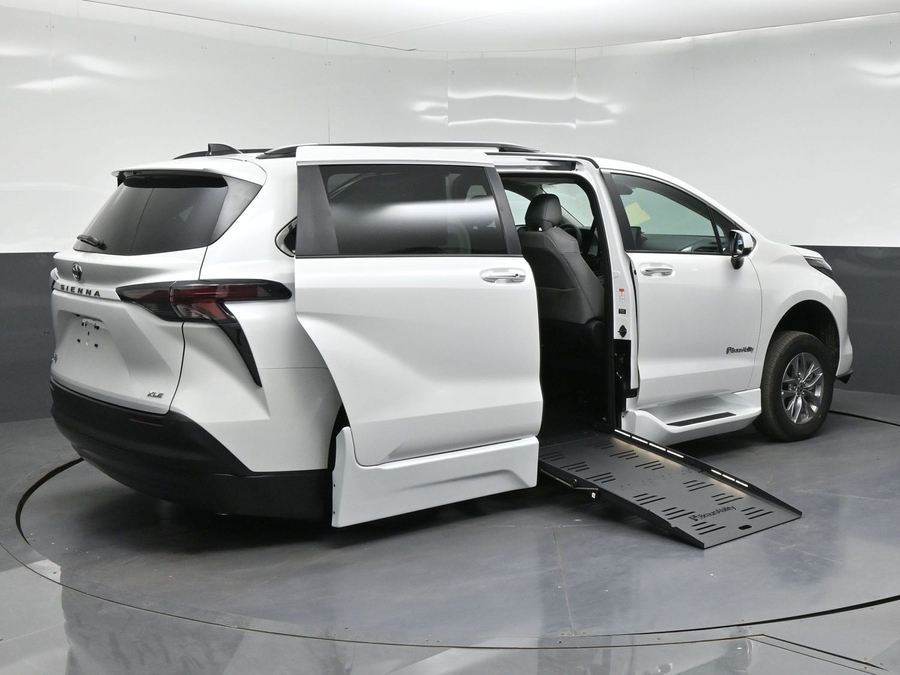 2026 Toyota Sienna XLE - Photo 25