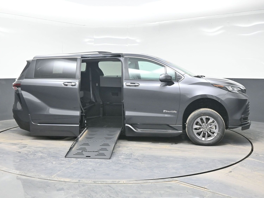 Grey Toyota Sienna image number 7