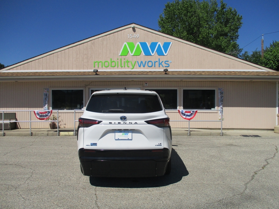 White Toyota Sienna image number 14