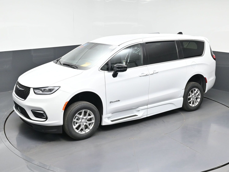 White Chrysler Pacifica image number 21