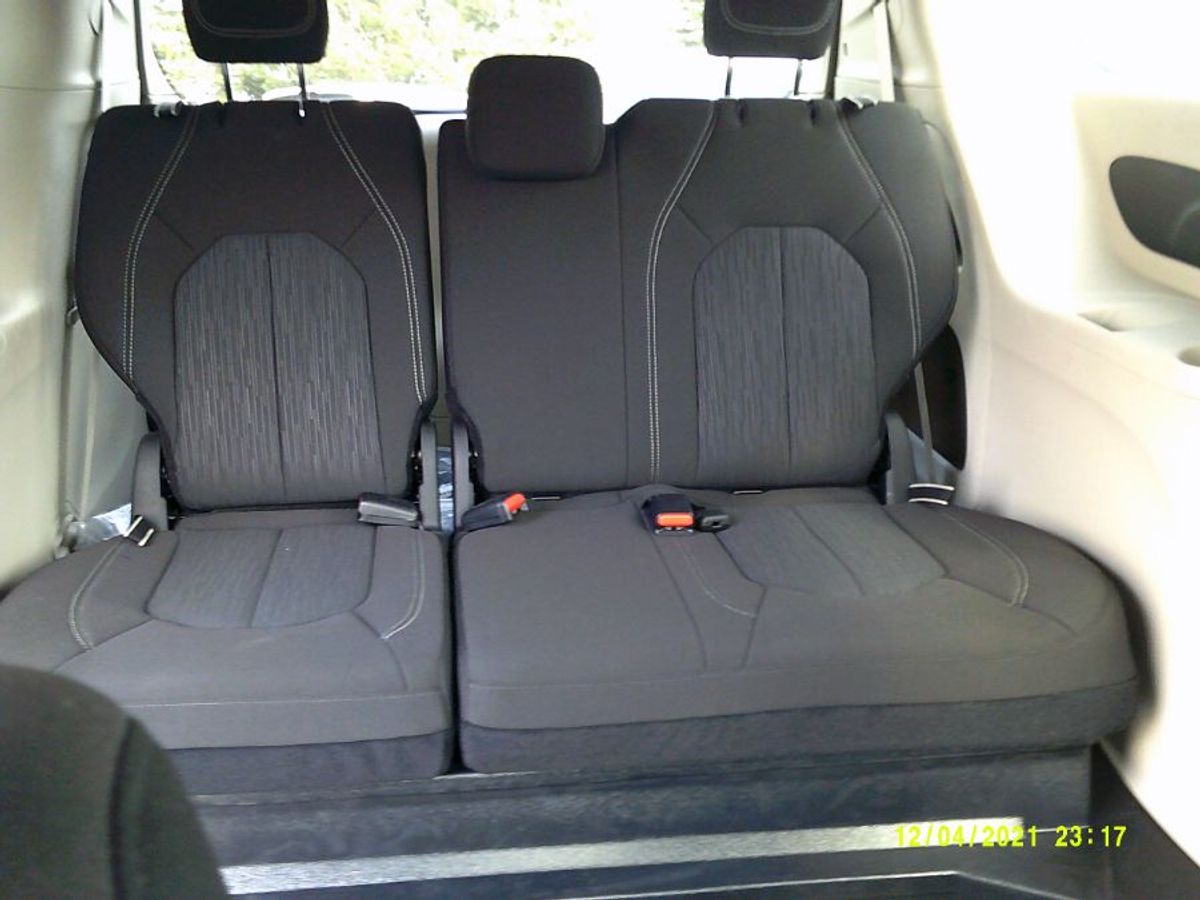 White Chrysler Voyager image number 15