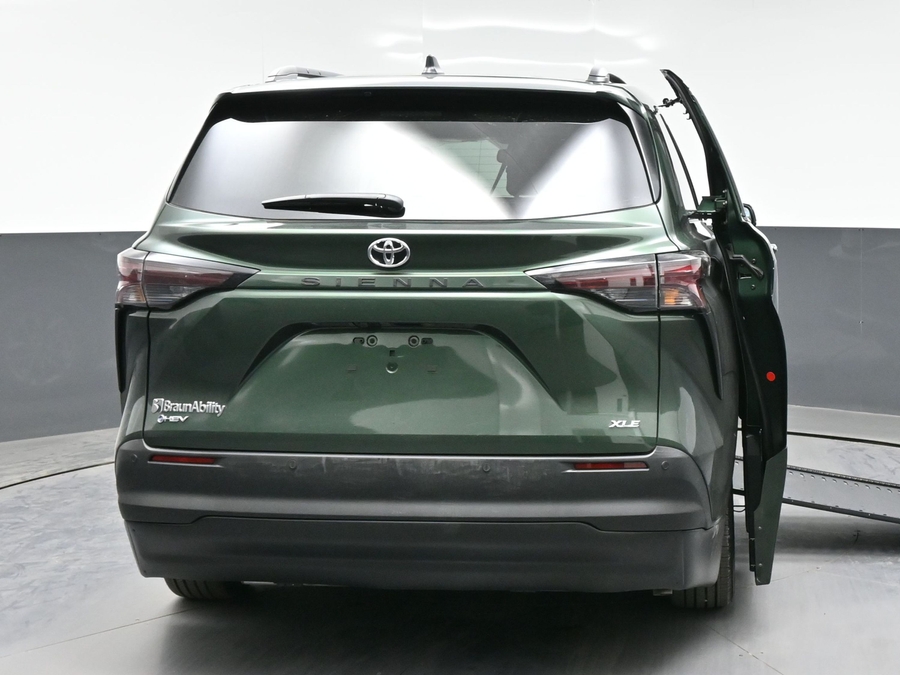 New 2026 Toyota Sienna Hybrid XLE Base - BraunAbility Side Entry Fold Out Automatic Ramp